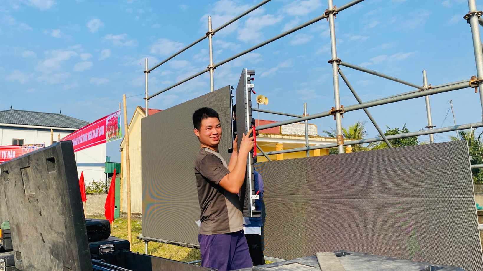 Nguoi dan que cau thu Dinh Bac khan truong chuan bi lap dat man hinh LED, hoan thien khau ky thuat de phuc vu ba con theo doi va co vu U23 Viet Nam truoc gio thi dau. Anh: Quang Dai