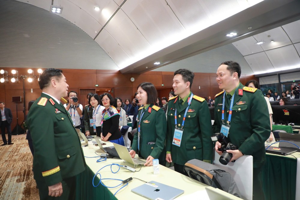 Dai tuong Nguyen Trong Nghia tham, dong vien cac phong vien, bien tap vien tai Trung tam Bao chi Dai hoi XIV cua Dang. Anh: Tran Vuong