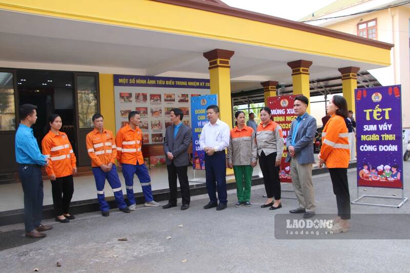 Lanh dao LDLD tinh Tuyen Quang tham hoi, dong vien nguoi lao dong. Anh: Viet Bac