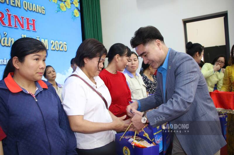 Ong Le Hung Manh - Pho Chu tich LDLD tinh Tuyen Quang tang qua cho nguoi lao dong. Anh: Viet Bac