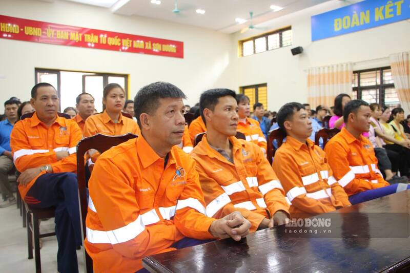 Dong dao doan vien, cong nhan lao dong tham du chuong trinh. Anh: Viet Bac