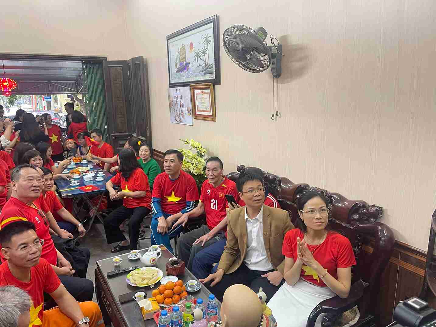 Gia dinh va hang xom doi theo hanh trinh cua Pham Minh Phuc trong mau ao U23 Viet Nam. Anh: Mai Huong