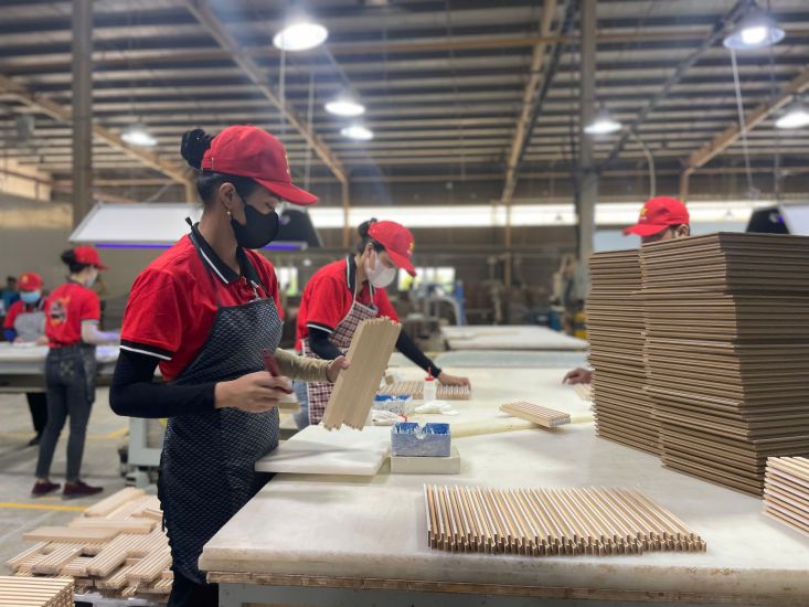 The production atmosphere in the factories is more bustling. Photo: Dinh Trong