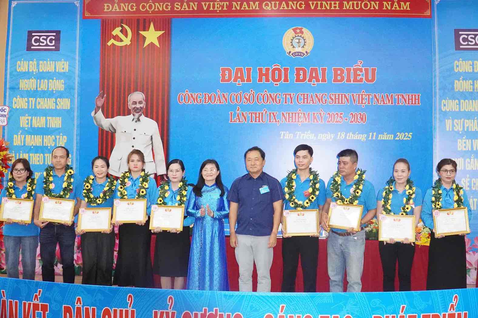 The grassroots Trade Union Congress of Chang Shin Vietnam Co., Ltd. applies digital transformation, creating QR Codes to track the content of the congress documents. Photo: HAC