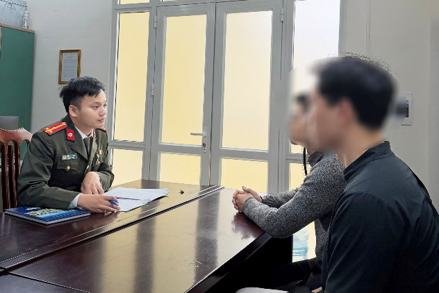 Cơ quan Công an làm việc với 2 trường hợp vi phạm. Ảnh: Công an Hà Nội 
