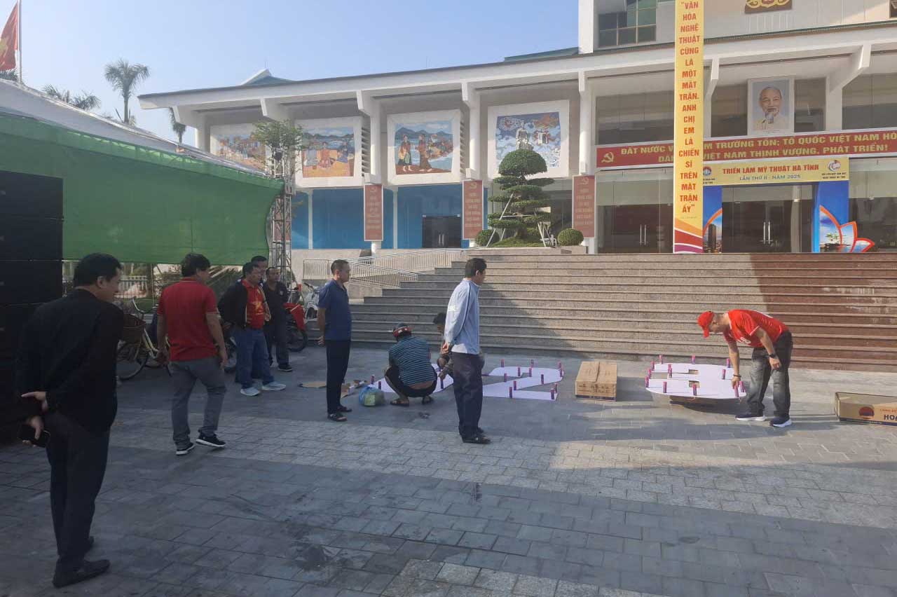 Nhom nguoi thuoc Hoi co dong vien bong da Ha Tinh dang chuan bi phao dien de co vu them nao nhiet trong tran ban ket cua U23 Viet Nam. Anh: Tran Tuan.