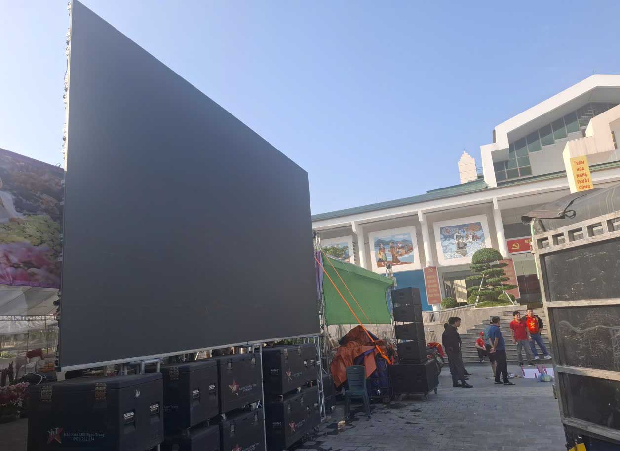 A large LED screen is erected in the yard of the Ha Tinh Culture, Cinema and Tourism Promotion Center to bring a more crowded and exciting atmosphere of watching and cheering for U23 Vietnam. Photo: Tran Tuan