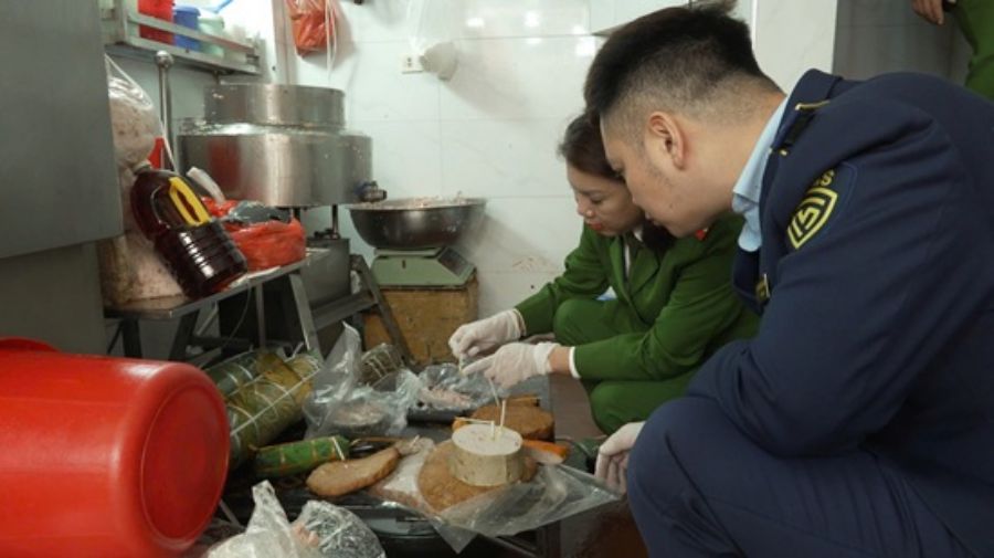 Police discovered Yen Hien spring roll establishment at 5B Nguyen Thien Thuat, Hoan Kiem ward, Hanoi using borax. Photo: Hanoi Police