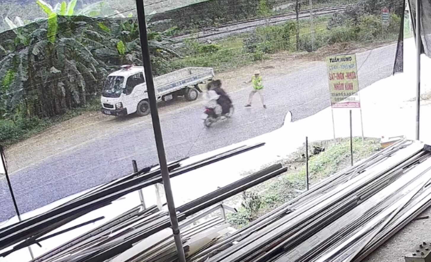 The traffic accident injured 1 traffic police captain. Photo: Extracted from a resident's house camera