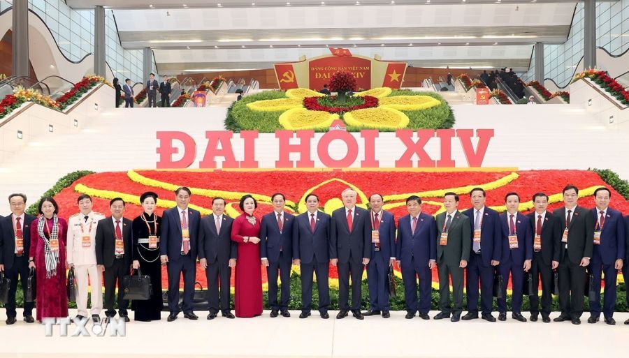 Delegates attending the opening session of the 14th National Party Congress take souvenir photos. Photo: VNA