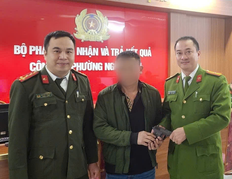 People handing over military guns. Photo: Hai Phong City Police