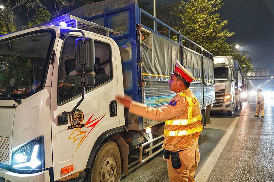 10톤 이상 화물차는 탕롱 대로, 고가 순환 도로 3호선 양방향 통행이 금지됩니다. 사진: 또 테