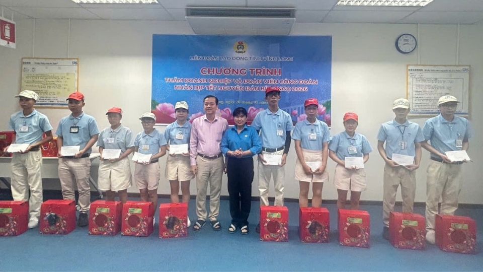 Provincial leaders and the Trade Union visit and listen to workers' thoughts before the New Year. Photo: Hoang Loc
