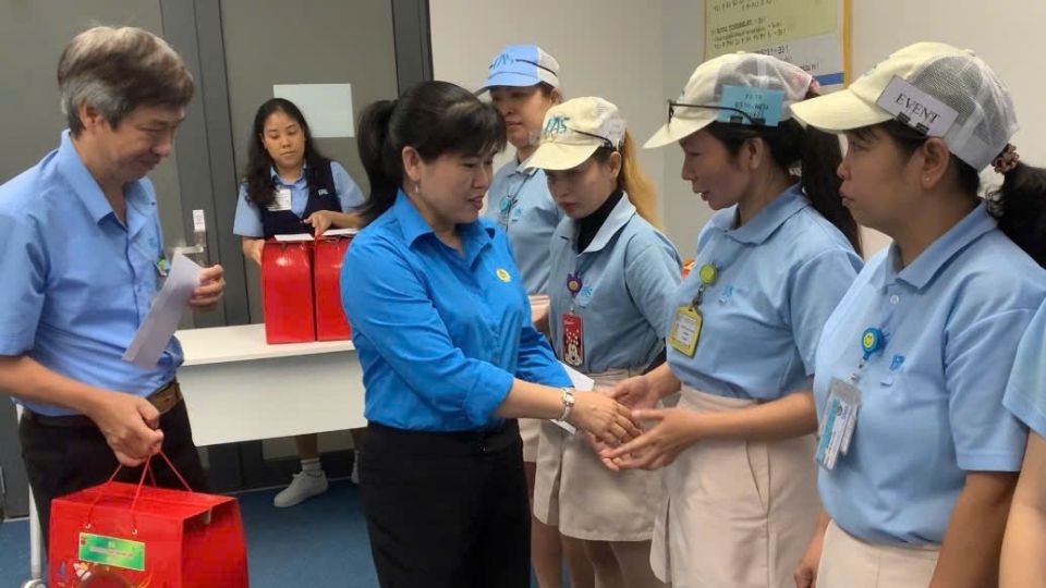 Ba Vo Thi Thu Oanh – Pho Chu tich LDLD tinh Vinh Long trao qua Tet cho cong nhan kho khan. Anh: Hoang Loc