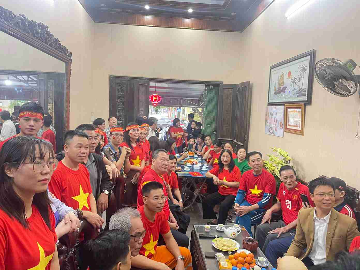 The atmosphere of cheering for U23 Vietnam is bustling at the house of player Pham Minh Phuc. Photo: Mai Huong