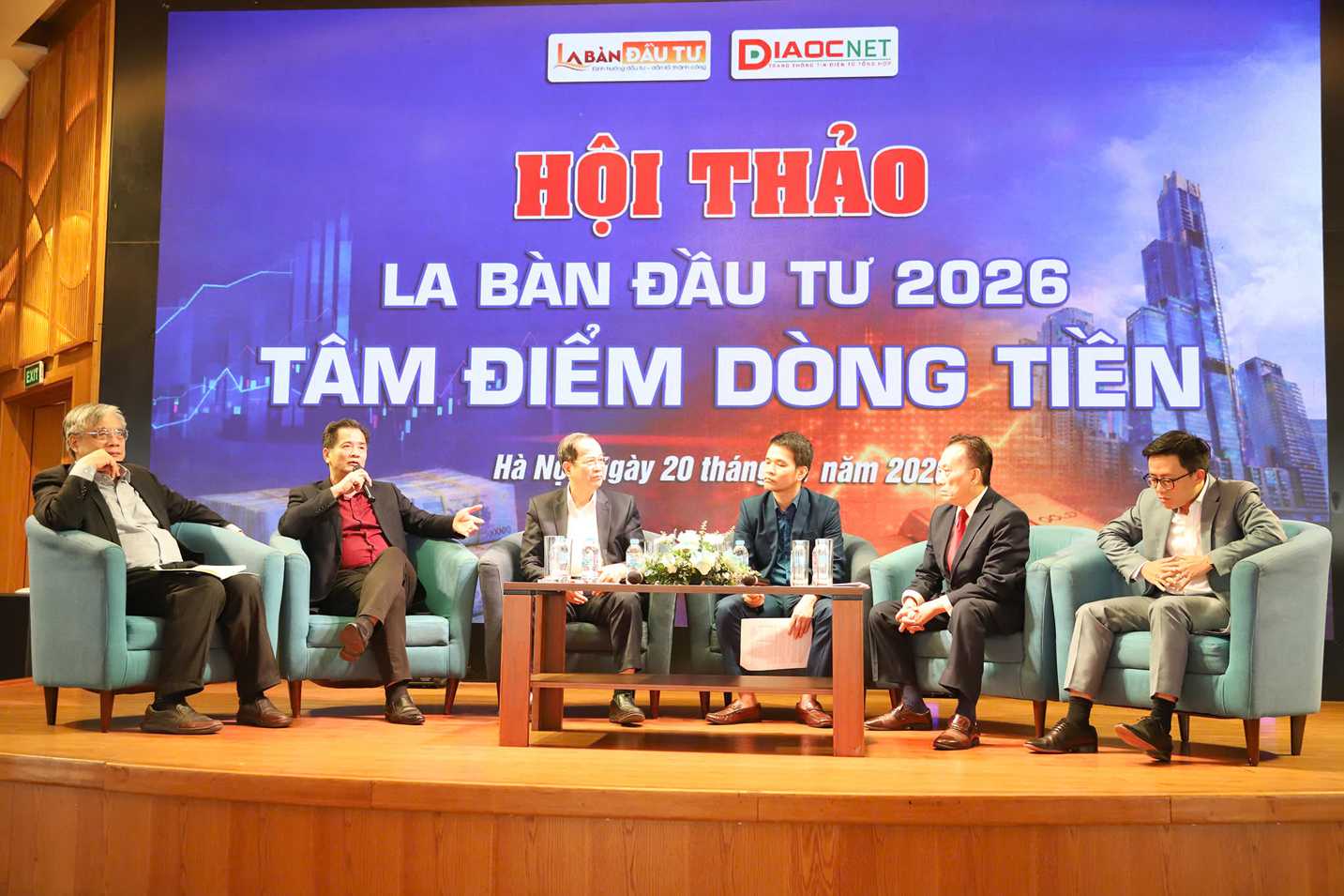 Cac chuyen gia thao luan tai Hoi thao: “La ban dau tu 2026: Tam diem dong tien”. Anh: Ban To chuc