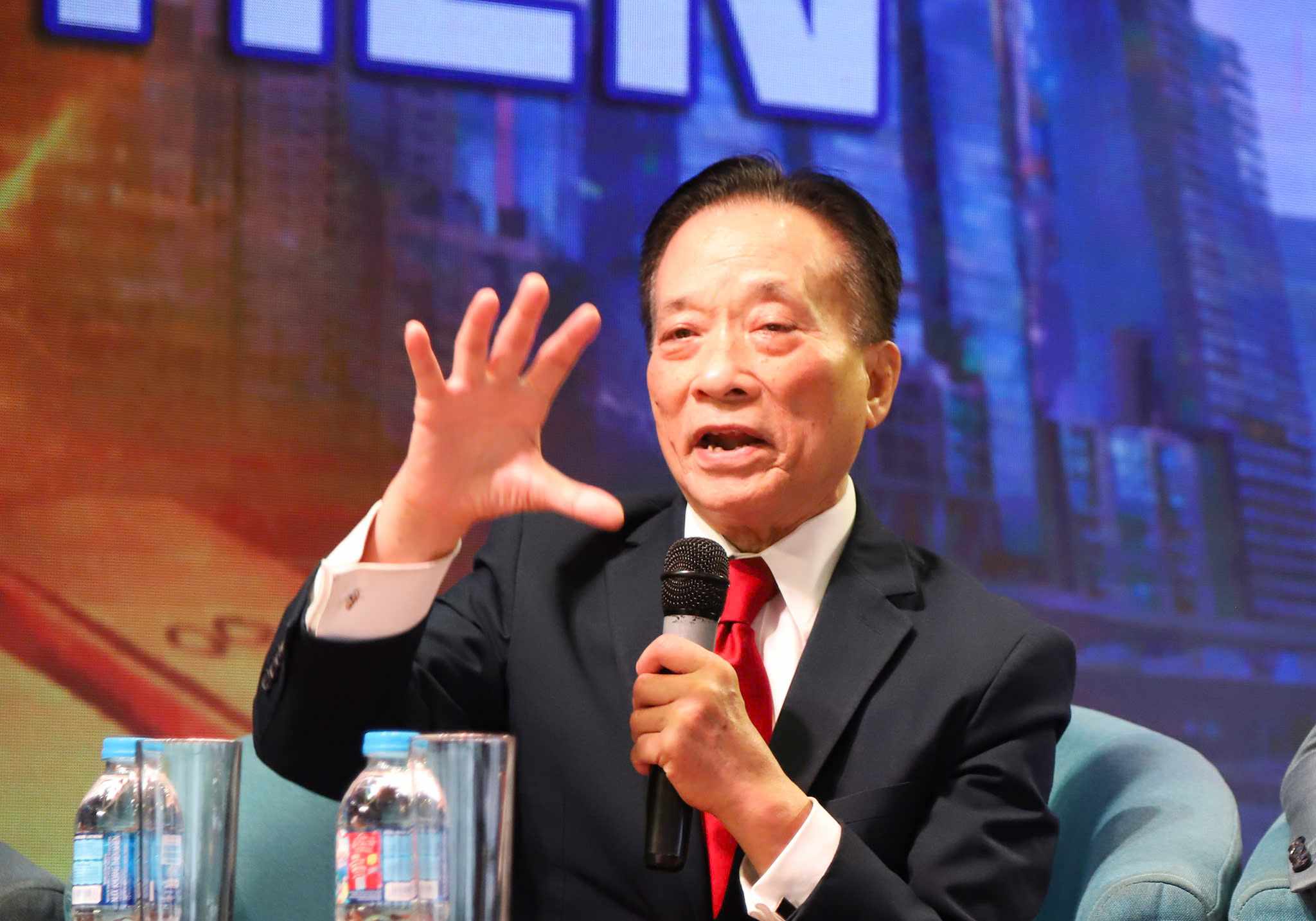 TS. Nguyen Tri Hieu cho biet, gia vang da vuot moi du bao so voi khoang 2 nam truoc. Anh: Ban To chuc