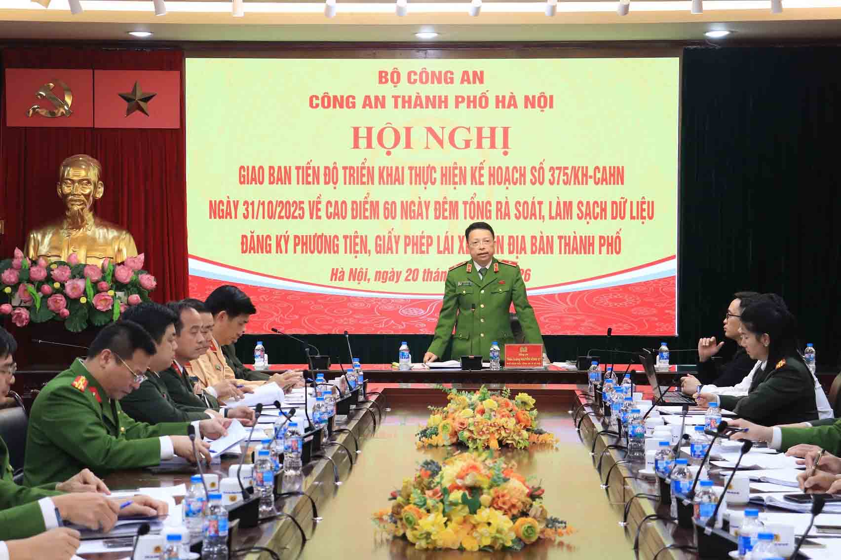 응우옌홍키 소장 - 하노이시 경찰 부국장이 차량 등록 및 운전 면허증 데이터 정지 진행 상황에 대한 회의 결론을 발표하고 있습니다. 사진: 하노이 경찰