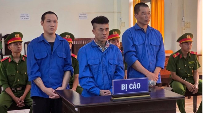 Chém người suýt mất mạng, 3 bị cáo lĩnh án 29 năm tù