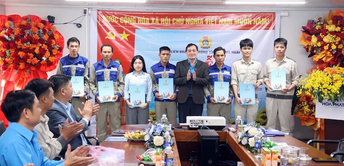 Lien doan Lao dong tinh Quang Ngai thuong xuyen quan tam, cham lo cho doan vien, nguoi lao dong co hoan canh kho khan. Anh: B. Tram 