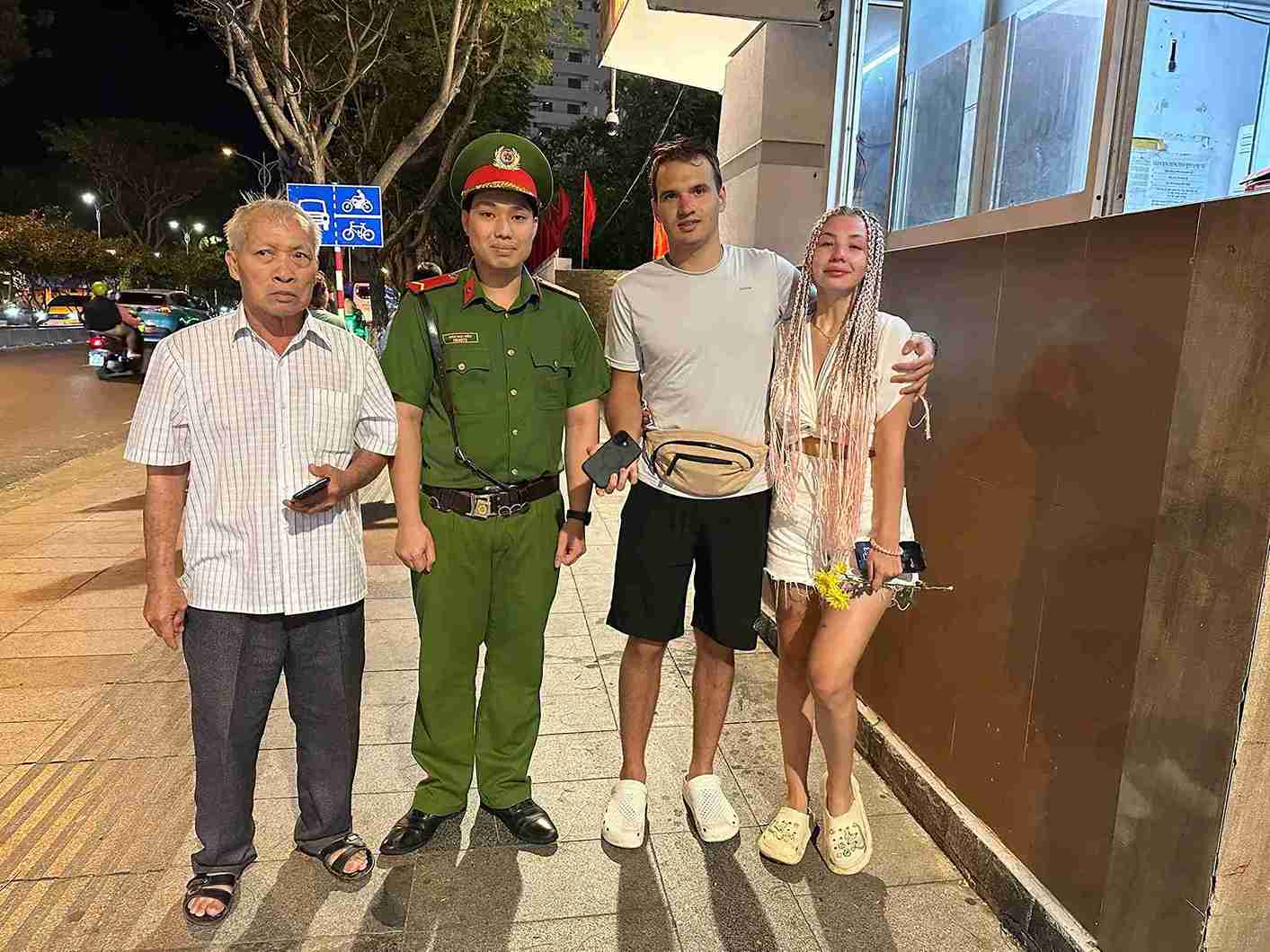 Police officers have just helped foreign tourists find forgotten phones on taxis. Photo: Khanh Hoa Police.