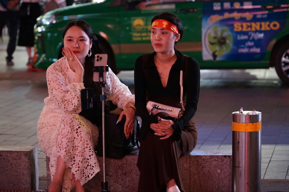 Nguoi dan hao hung cho doi de theo doi tran dau. Ảnh: Thai Bao