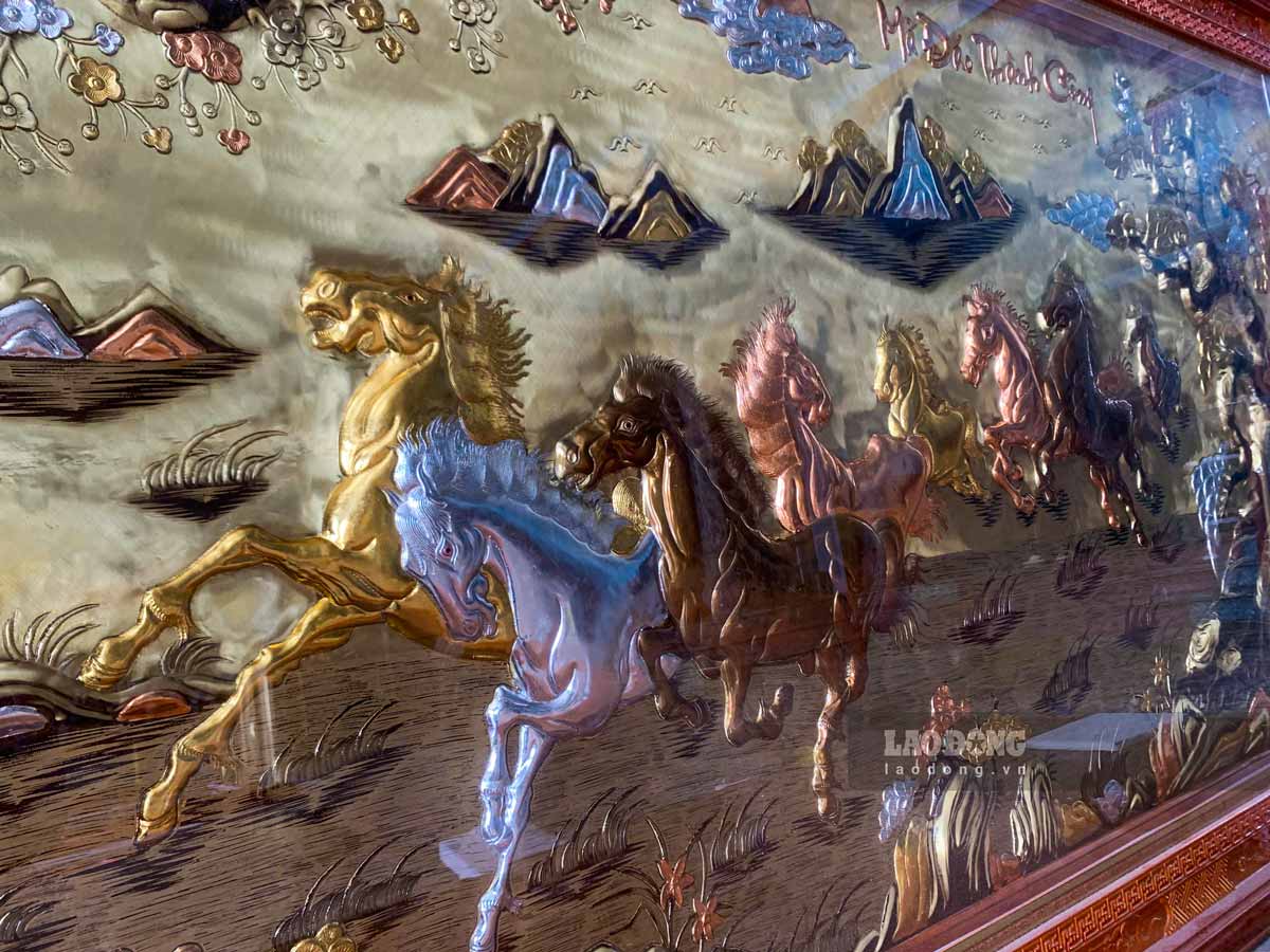 Horse paintings in Dong Xam village are diverse in designs and sizes. Photo: Luong Ha