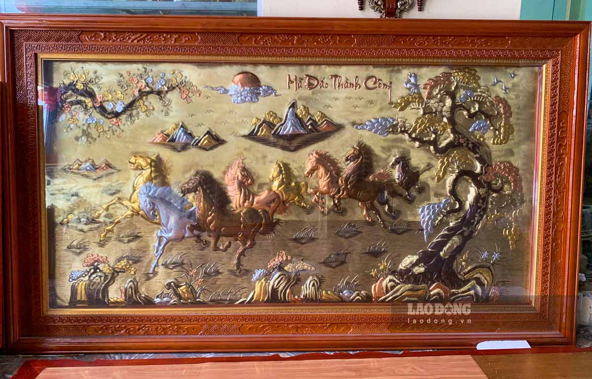 Tranh hinh ngua o lang nghe cham bac Dong Xam dat hang dip can Tet. Anh: Luong Ha