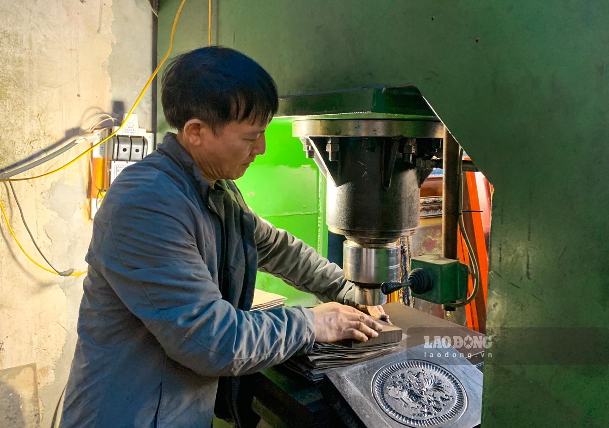 Cac co so cham thu cong va su dung may moc vao san xuat. Anh: Luong Ha