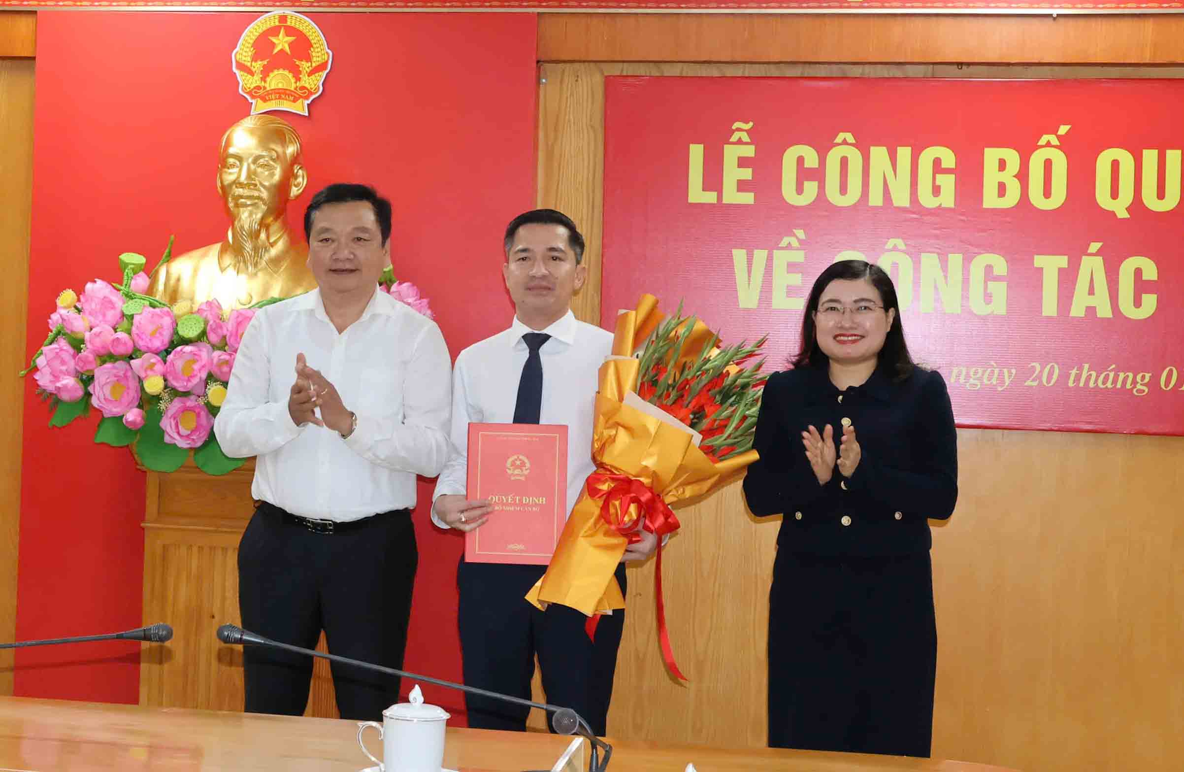 Leaders of Ha Tinh Provincial People's Committee awarded the decision to appoint Mr. Tran Nguyen Tho to hold the position of Chief of Office of the Provincial People's Committee. Photo: Thanh Sen.