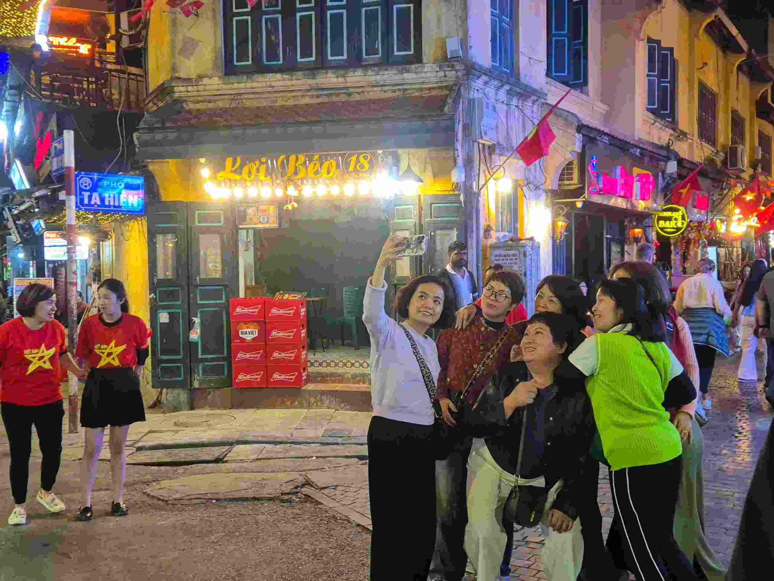 Ba Nguyen Thi Hoa (54 tuoi, Ha Noi) chia se: “Toi it xem bong da nhung hom nay cung ru ban be len pho de cung theo doi tran dau, mong doi tuyen Viet Nam thi dau tot va gianh ket qua thuan loi.” Anh: Phan Anh