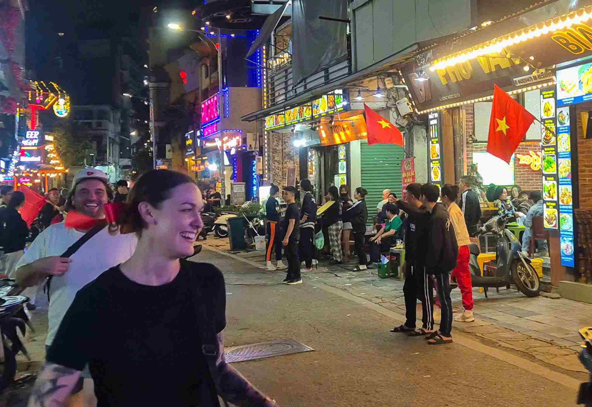 Nhieu du khach nuoc ngoai to ra hao hung truoc khong khi co vu bong da soi dong cua nguoi dan Ha Noi truoc tran dau giua U23 Viet Nam va U23 Trung Quoc. Anh: Phan Anh