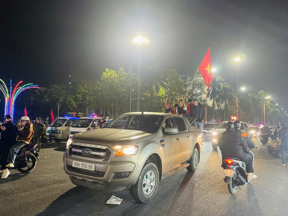 Nguoi dan Pho Hien hao huc truoc gio bong lan. Anh: Mai Huong