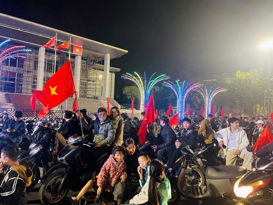 Tre em va nguoi lon cung hoa minh vao khong khi bong da. Anh: Mai Huong