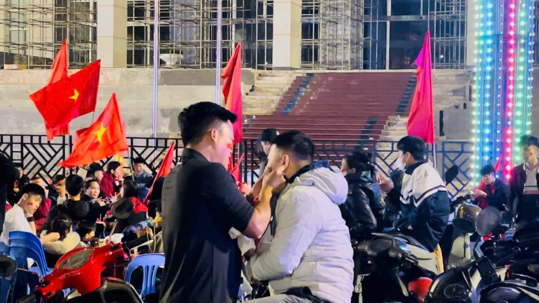 Quang truong Pho Hien chat kin nguoi dan co vu doi tuyen. Anh: Mai Huong