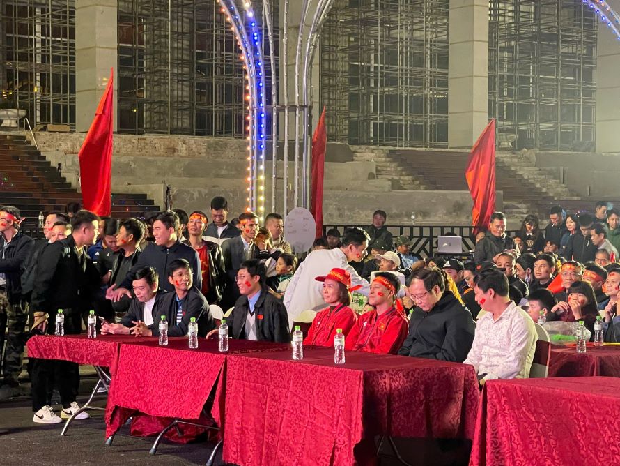 Gia dinh cau thu Pham Minh Phuc chung vui cung nguoi ham mo que nha. Anh: Mai Huong