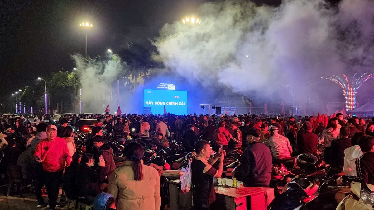 La plaza central del barrio de Pho Hien esta llena de gente animando al equipo. Foto: Mai Huong