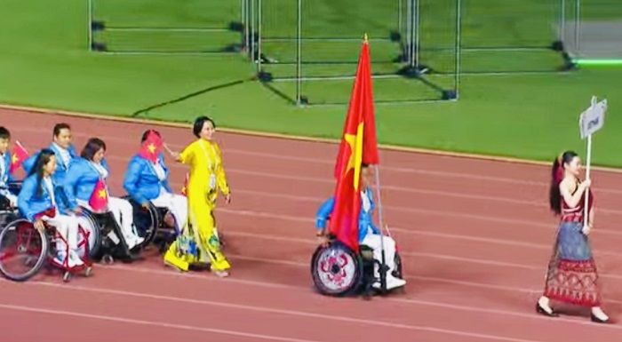 Delegacion deportiva vietnamita de personas con discapacidad asisten a la ceremonia de apertura de los 13o Juegos Para ASEAN. Foto: Thai Duong