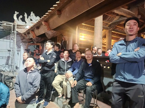 Nhieu nguoi den muon phai dung de tham gia cuoc vui. Anh: Minh Hanh 