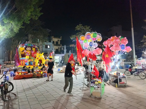 Ngay hoi bong da o lang nghe Huu Bang. Anh: Minh Hanh 