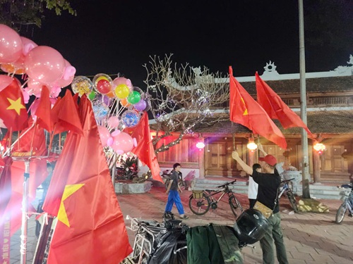 Nguoi dan lang Huu Bang “tiep lua” U23 Viet Nam. Anh: Minh Hanh 