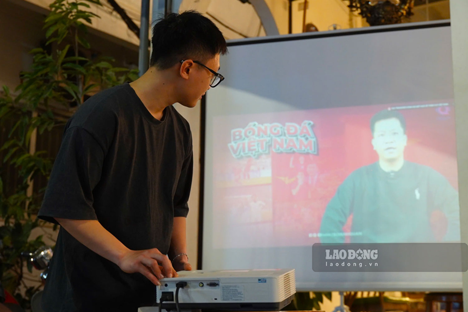 Mot quan ca phe tren pho O Cho Dua lap dat may chieu de phuc vu khach theo doi tran ban ket cua U23 Viet Nam. Anh Do Duc Thang - chu quan cho biet anh da chuan bi san hai may chieu, vua the hien tinh than co vu doi tuyen, vua dap ung nhu cau thuong thuc bong da cua khach hang.