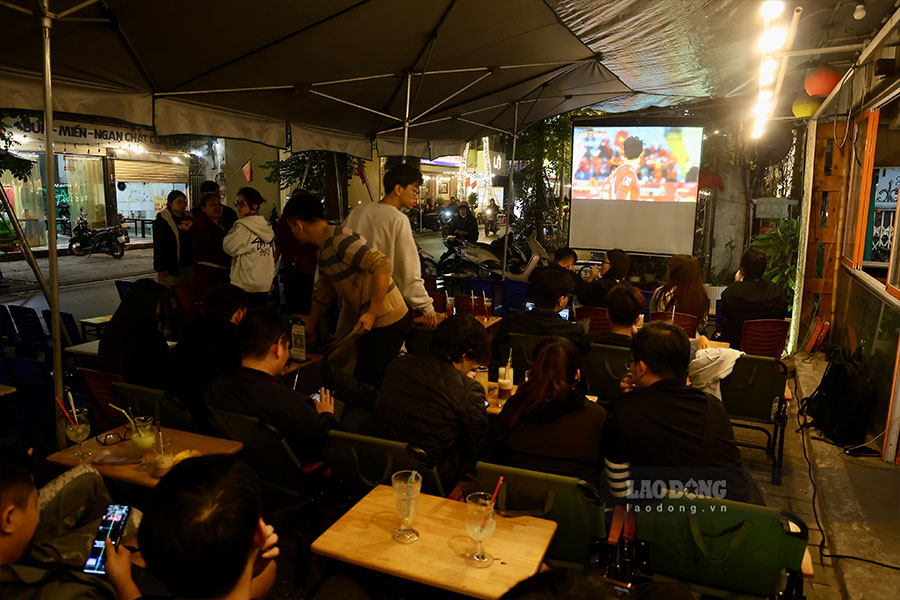 Toi 20.1, man so tai giua U23 Viet Nam va U23 Trung Quoc dien ra cuc ky hap dan. Voi suc “nong’’ cua tran dau, tai Ha Noi, nhieu quan ca phe, quan an da thu hut rat dong nguoi ham mo den xem.