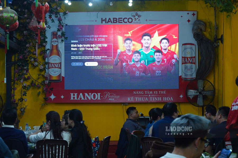Nhieu cua hang an uong tren dia ban Ha Noi cung trang bi ti vi man hinh lon, mo san cac kenh the thao nham phuc vu thuc khach trong thoi diem dien ra tran dau.