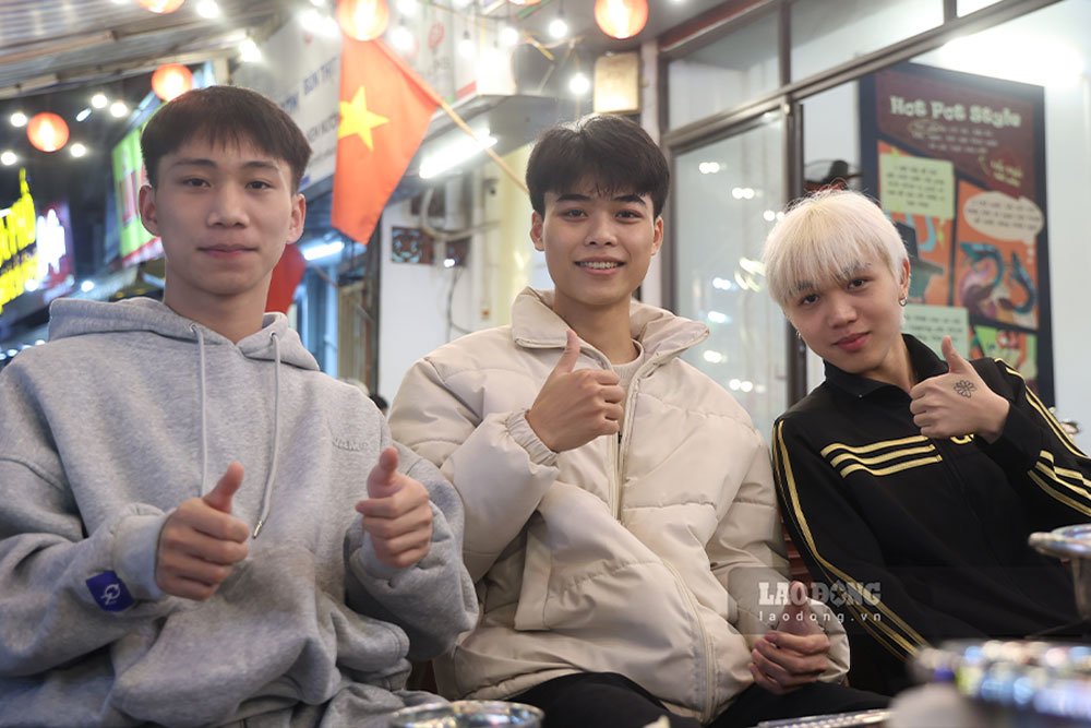 Co dong vien co mat tai mot quan an tren pho Nguyen Van Tuyet (phuong Dong Da), san sang tiep lua cho doi tuyen U23 Viet Nam.