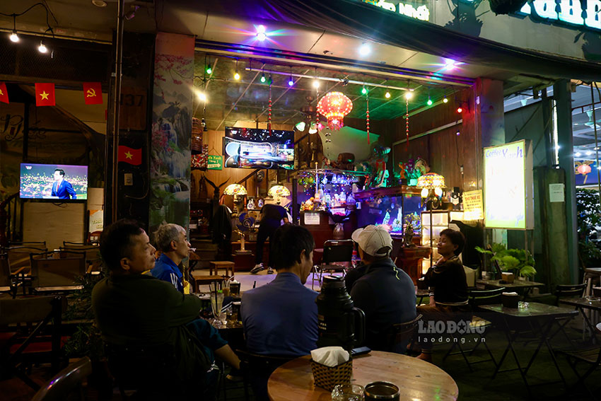 Theo nhieu nguoi ham mo, viec xem bong da tap trung se hap dan va hung phan hon so voi xem o nha.