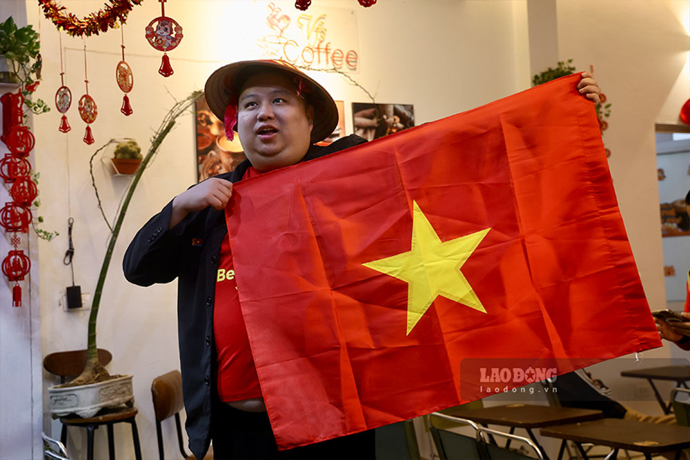 Mot co dong vien nguoi Han Quoc danh tron tinh yeu cho doi tuyen U23 Viet Nam, mong Viet Nam danh ket qua tot trong tran ban ket.