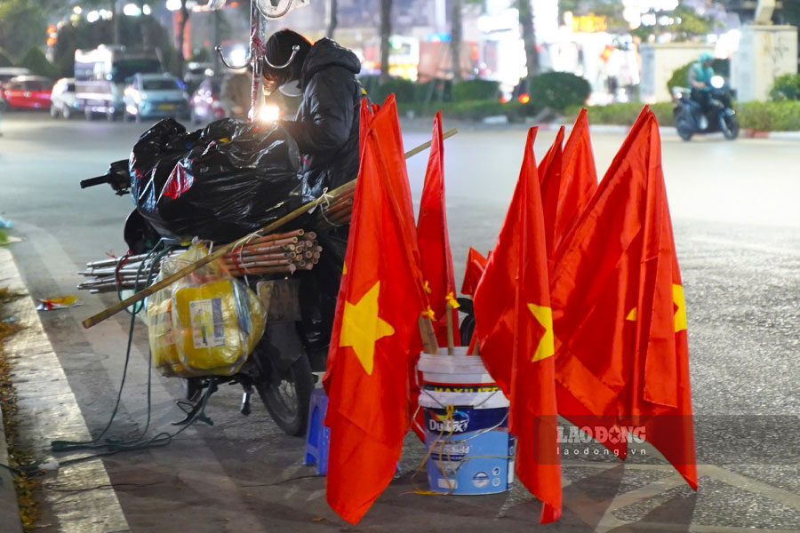 Theo ghi nhan cua phong vien, khoang 21h, tren mot so tuyen pho da xuat hien nguoi ban co To quoc, ken co vu, san sang phuc vu nguoi dan xuong duong “di bao” neu doi tuyen Viet Nam gianh chien thang.