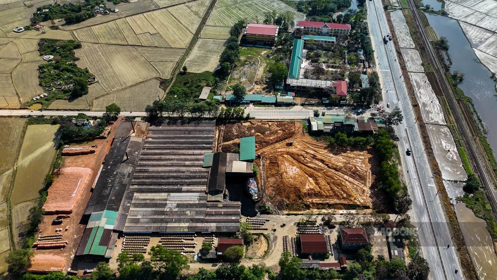 Người dân phản ánh nhà máy sản xuất gạch nằm bên Quốc lộ 1A, cạnh trường học, sát đất ruộng của người dân hoạt động gây ô nhiễm môi trường. Ảnh: PV
