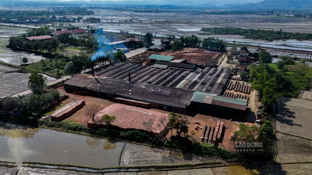 Nhà máy sản xuất gạch hoạt động bất chấp lệnh cấm. Ảnh: PV